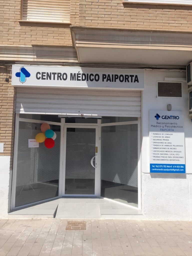 Exterior de la entrada de la clínica Centro Médico Paiporta con puertas de cristal y un letrero azul.
