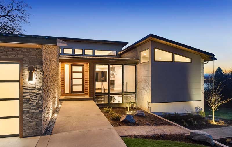 Maison moderne à la tombée de la nuit