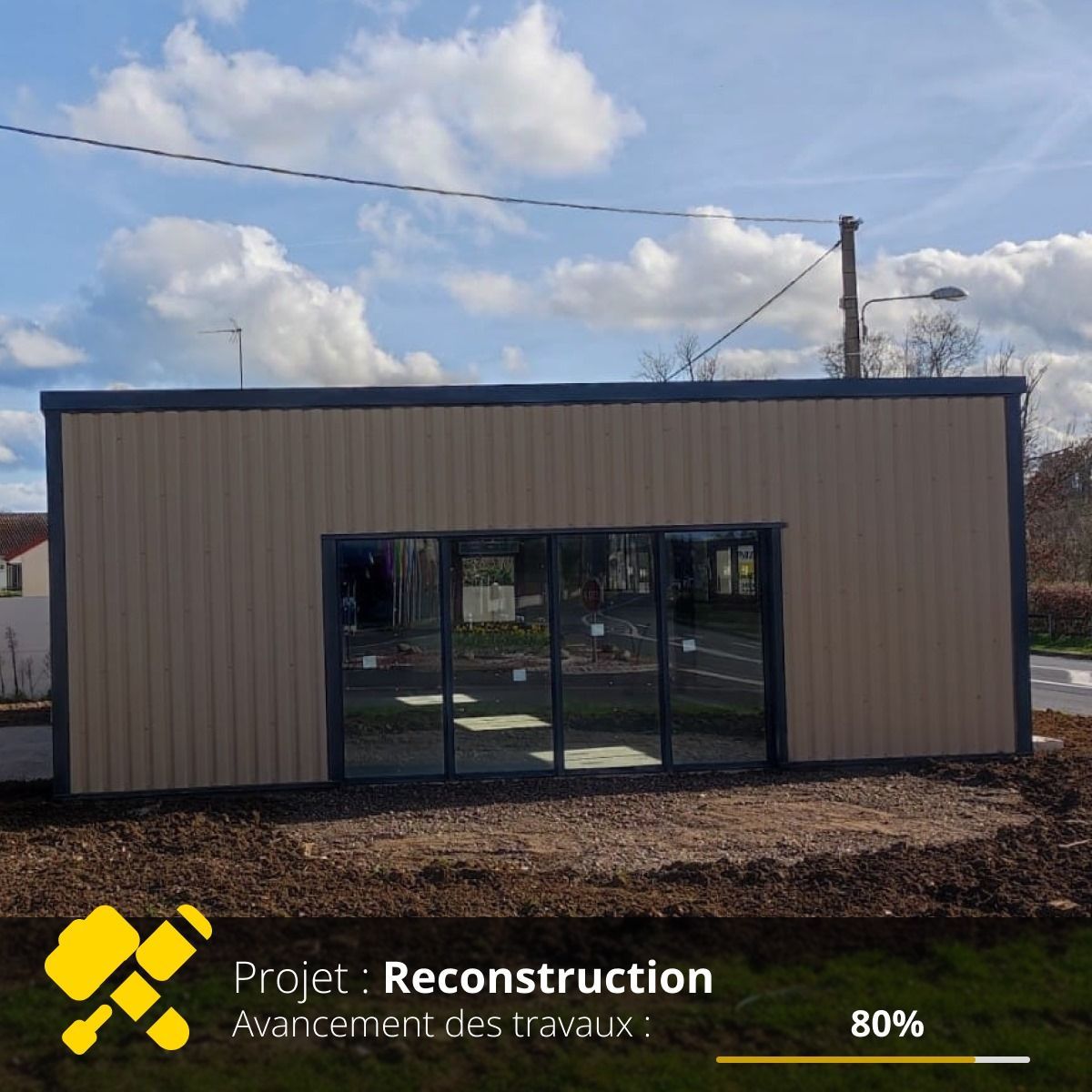 Façade en métal avec grande baie vitrée d'un bâtiment professionnel