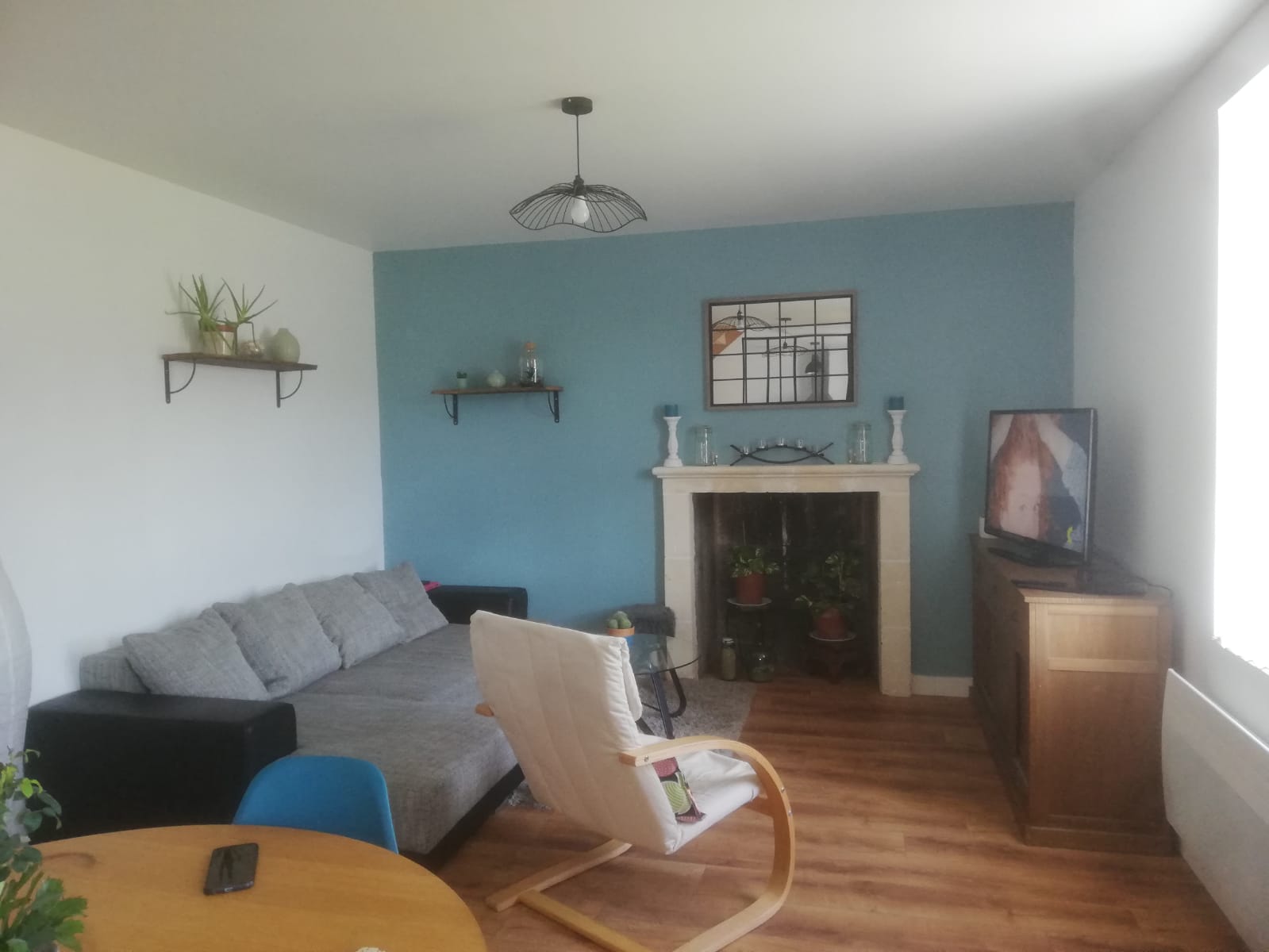 Intérieur d'un salon avec canapé et fauteuil