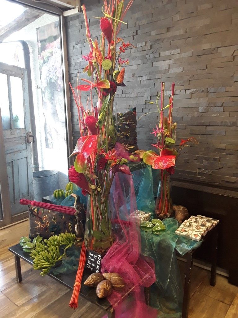 kunstvolles Blumenarrangement in Grün- und Pinktönen