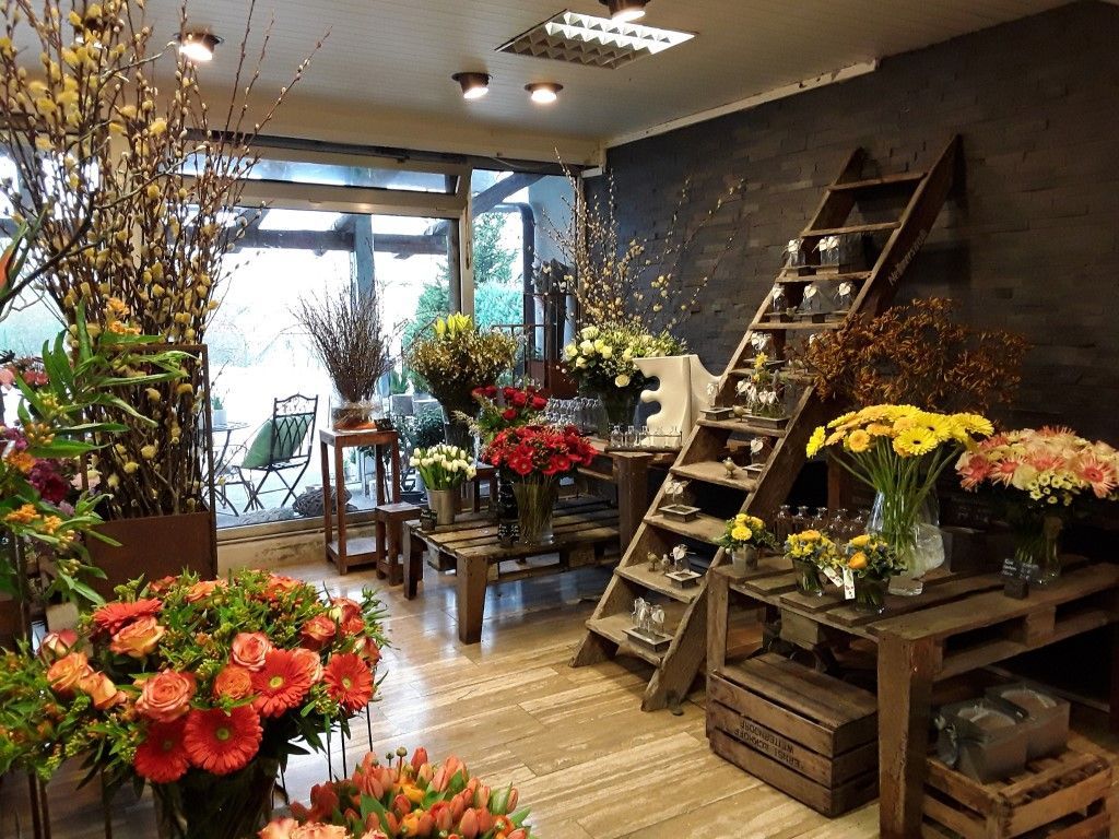 Ausstellungsbereich Blumenladen mit Blumensträußen und Schnittblumen