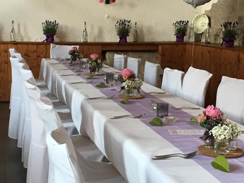 Blumendeko auf dem Tisch