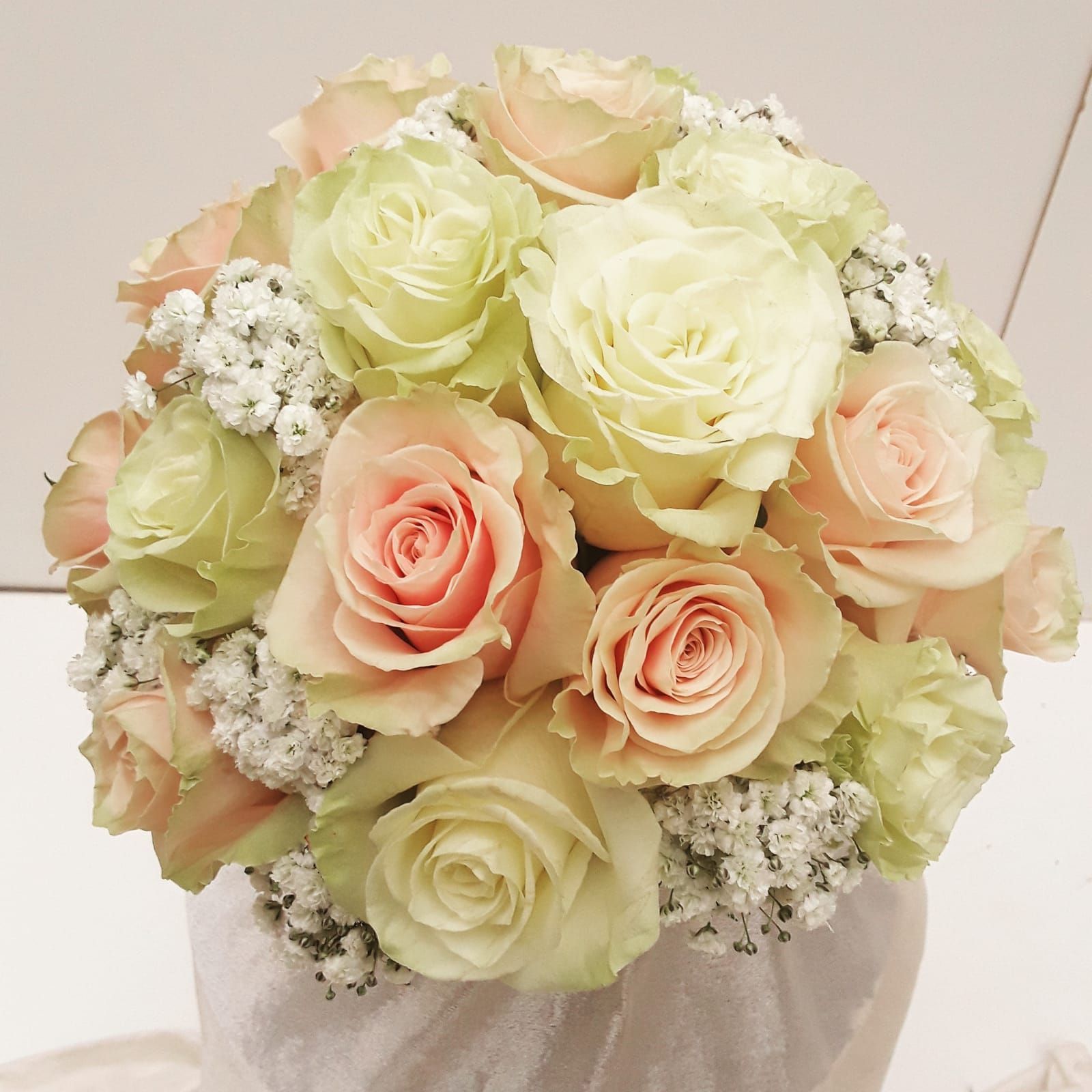 Brautstrauß mit weißen Rosen