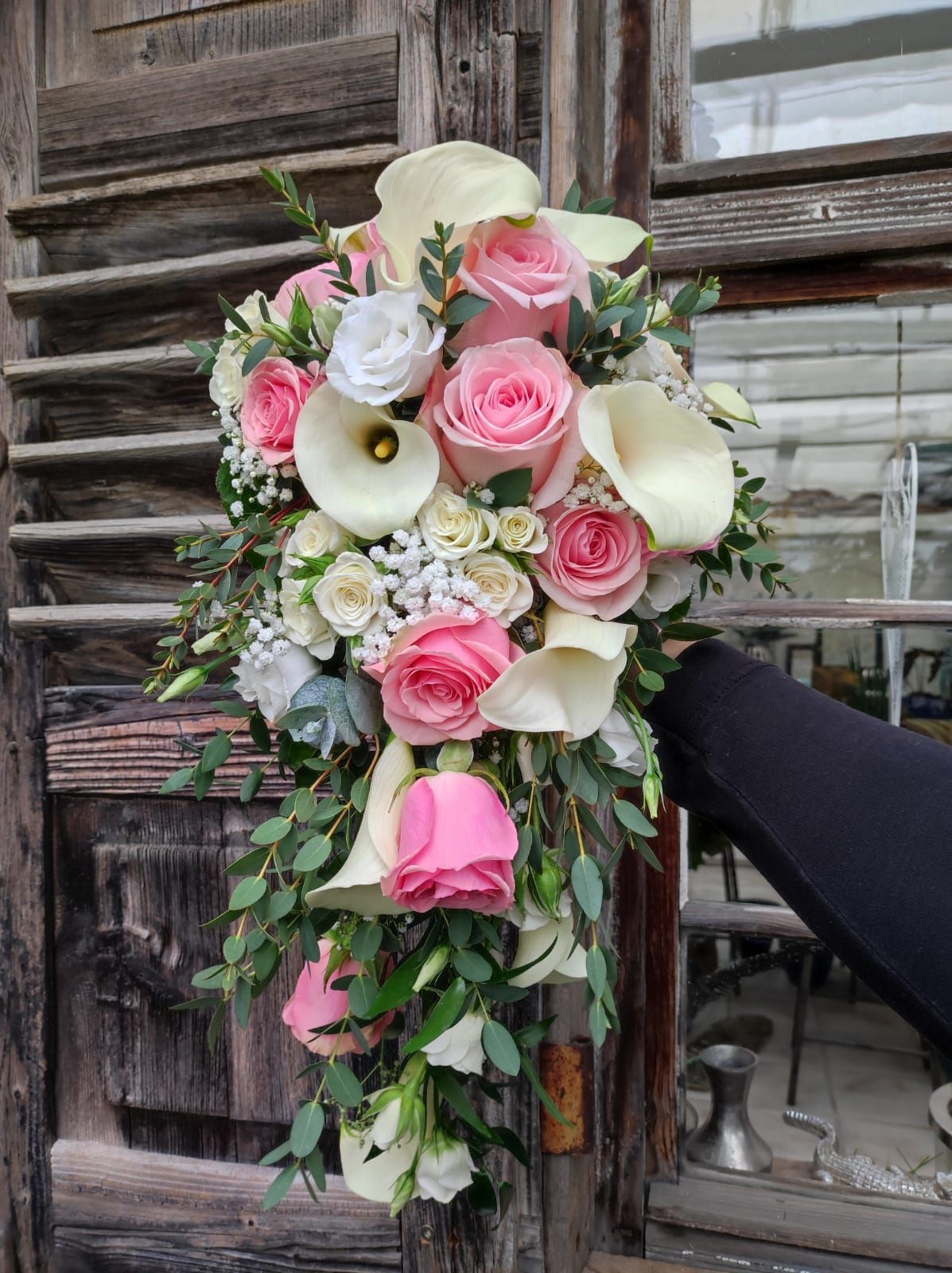 Blumenschmuck aus weißen Callas und pinken Rosen