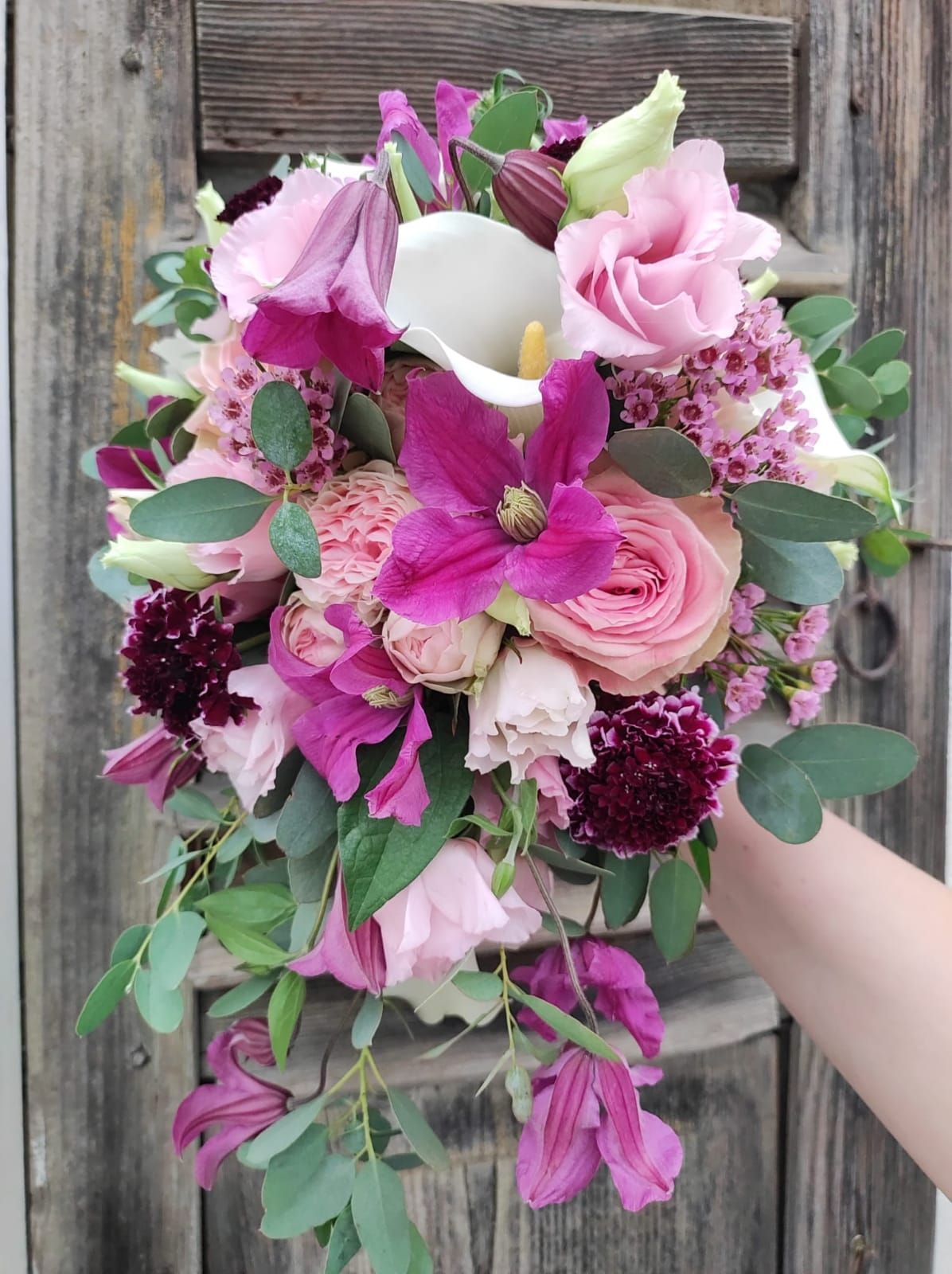 Blumenstrauß mit Orchideen, Callas, Rosen und Dahlien in den Farben Pink und Lila