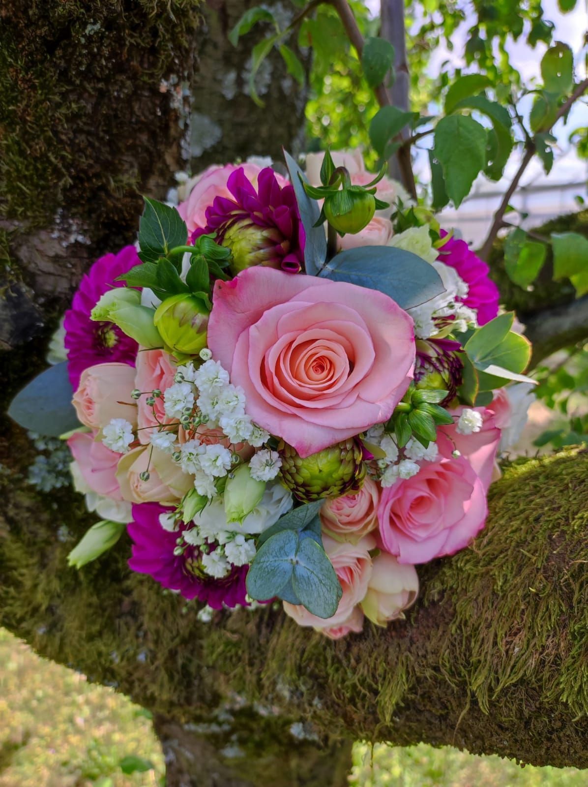 Brautstrauß mit Pinken und blauen Rosen