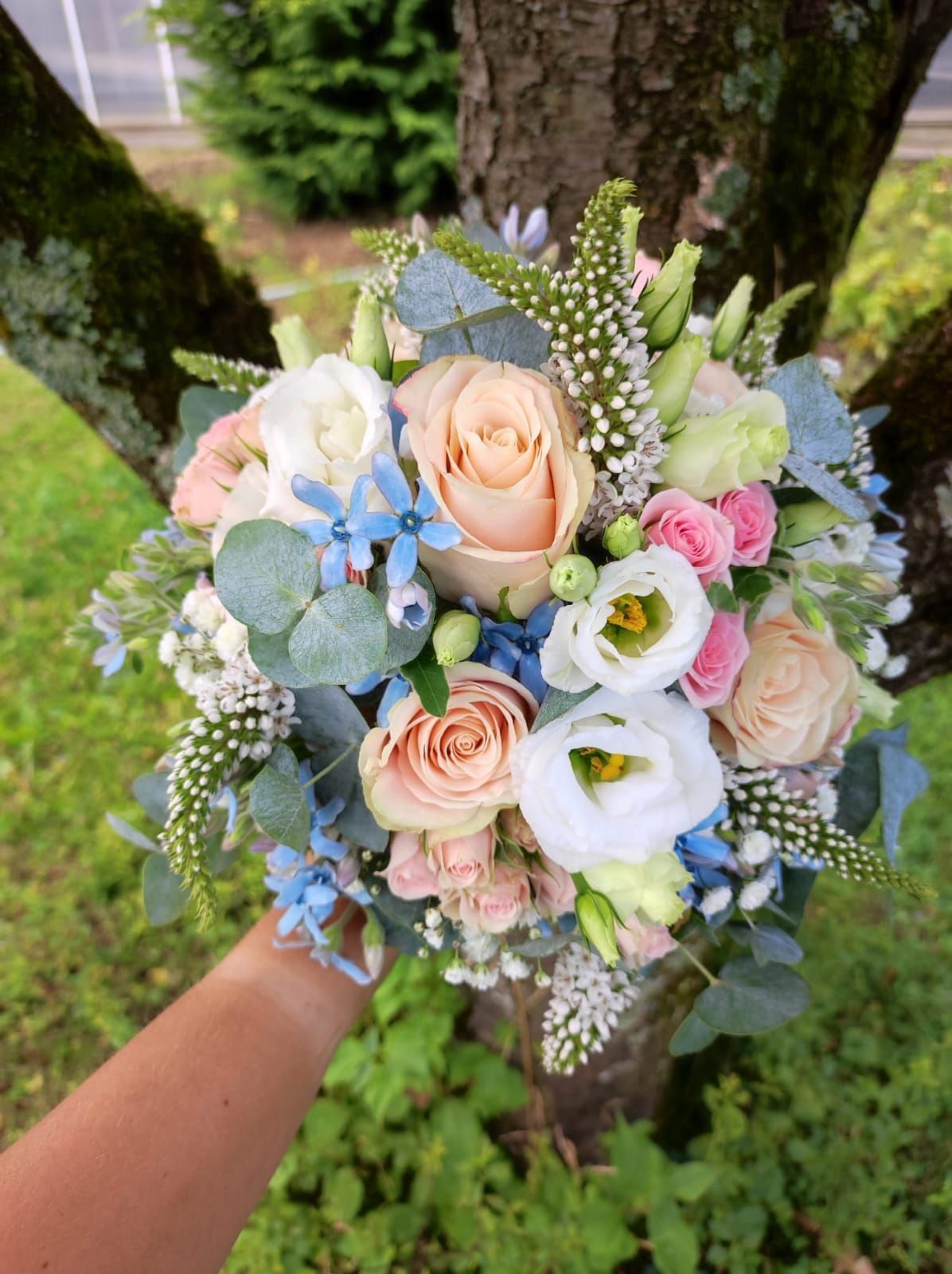 Brautstrauß mit verschiedenen Blumen in den Farben Apricot, Blau und Weiß
