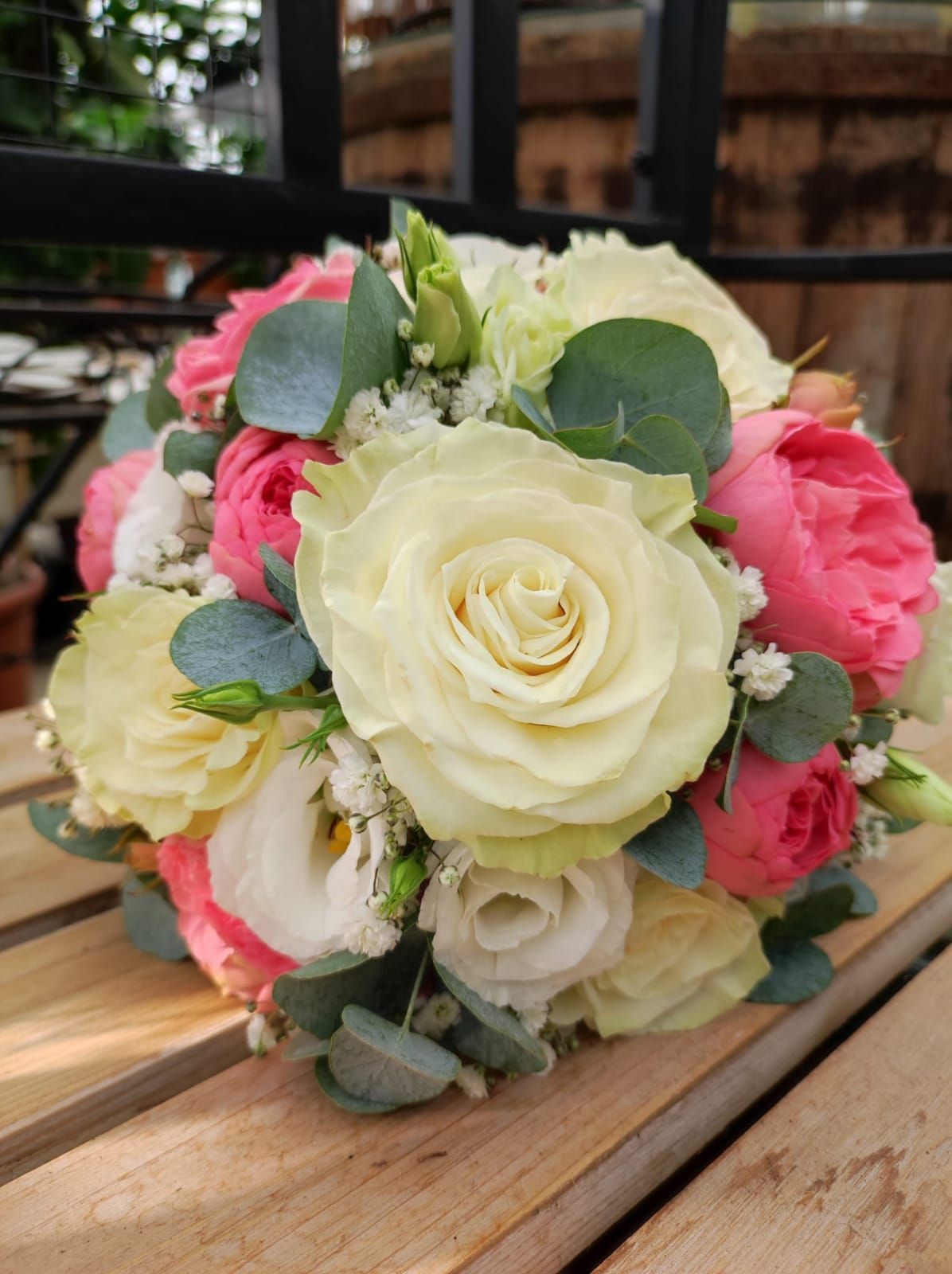 Rosenstrauß in den Farben Crem weiß und Pink