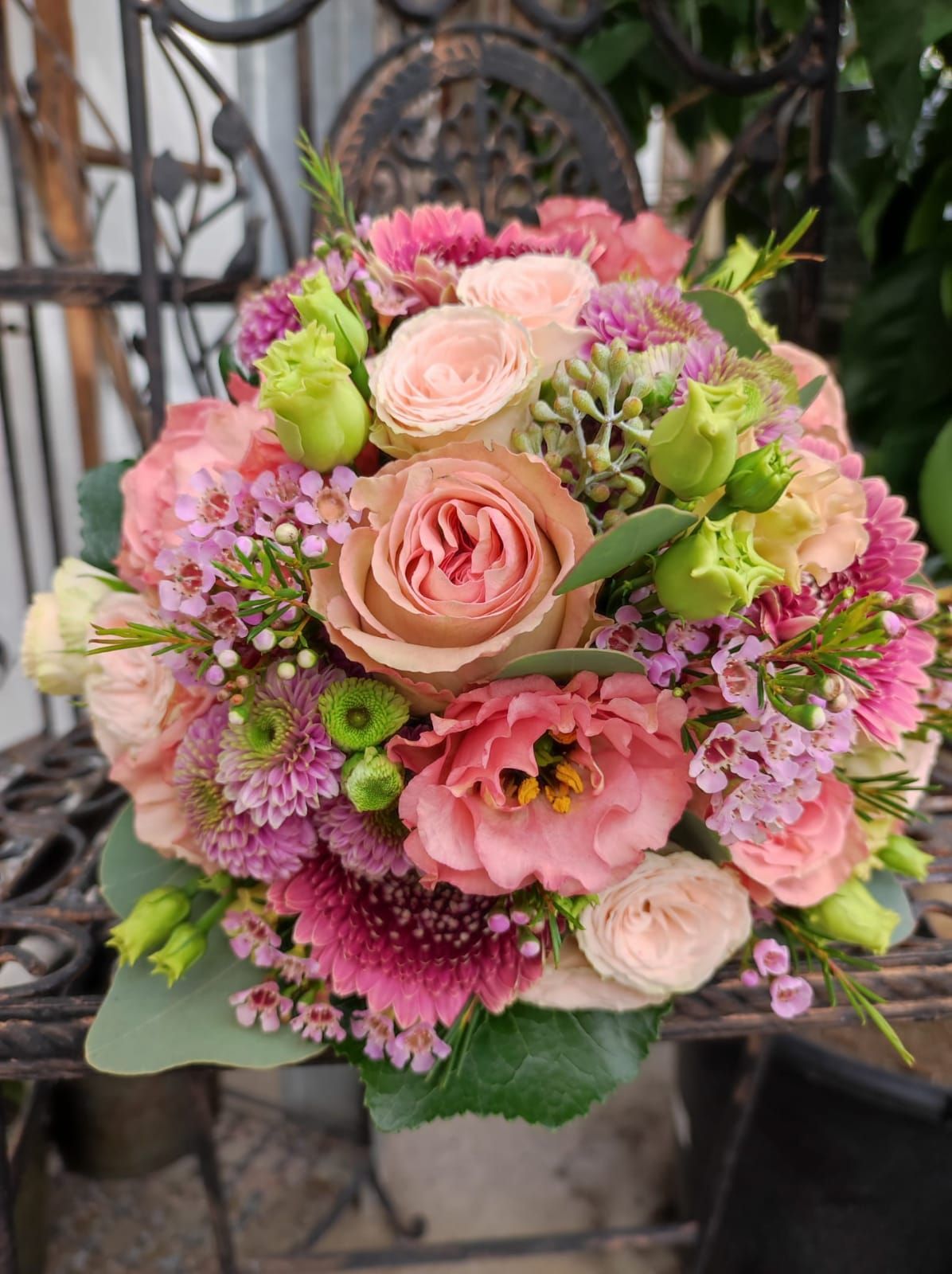 Blumenstrauß aus Rosen, Dahlien, Pfingstrosen in den Farben Lila, Pink und Rosa