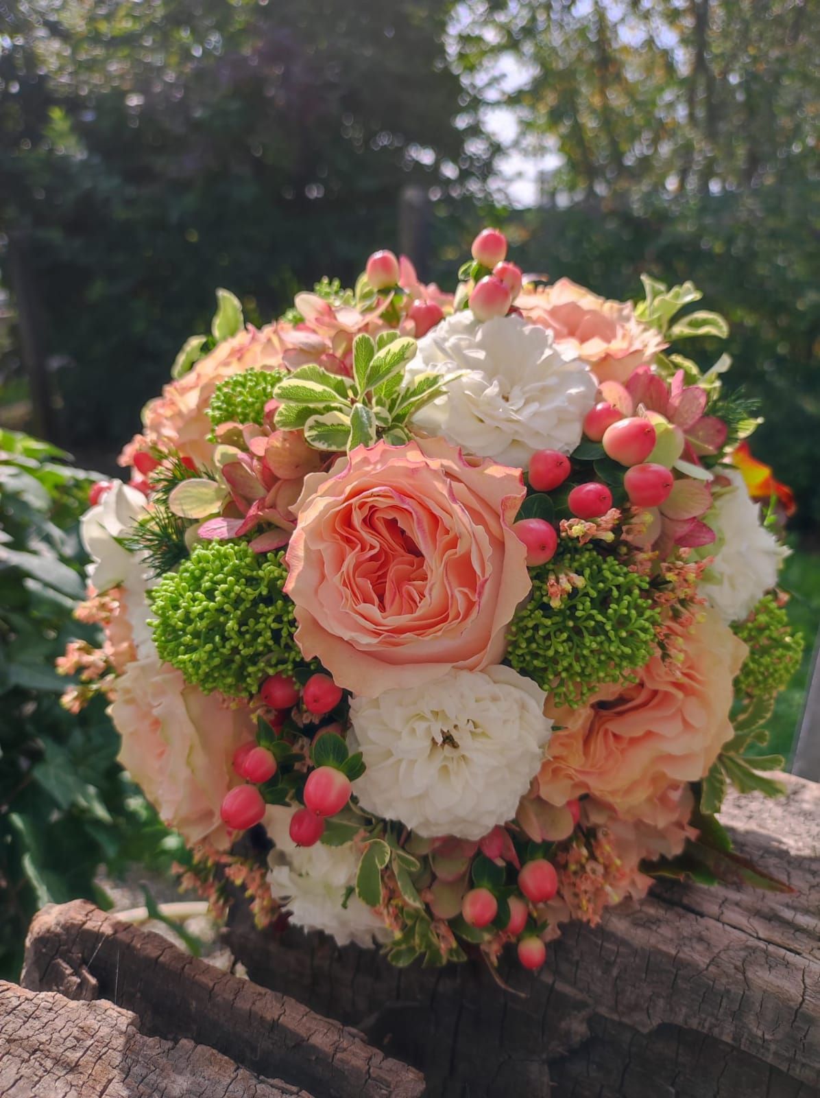 Blumenstrauß aus Rosen in den Farben Korall und Weiß