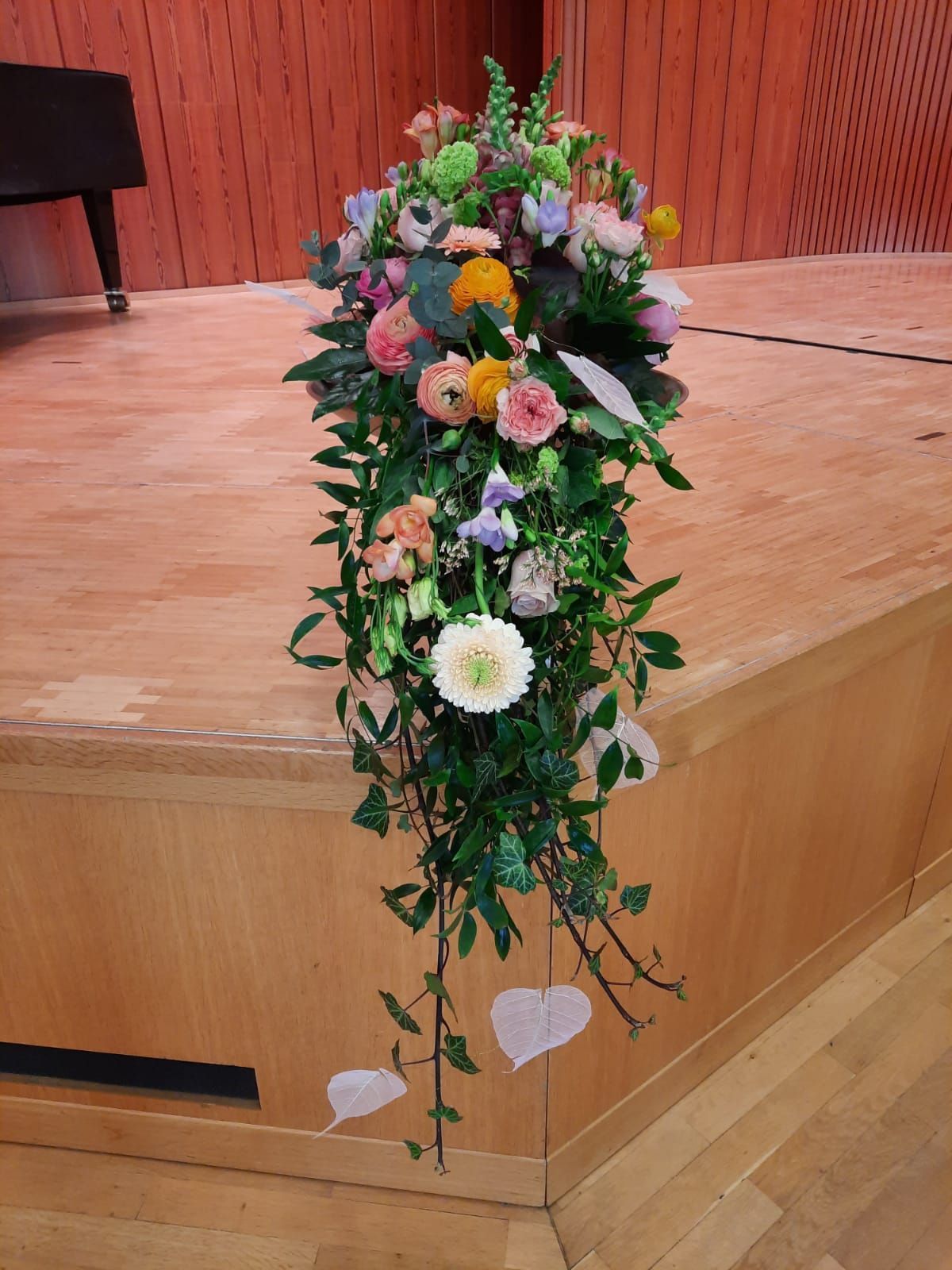 Blumengesteck auf einer Tribüne