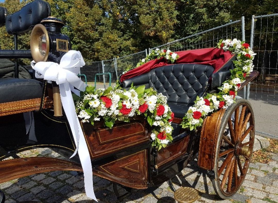 Kutsche mit Rosen Deko in Rot und weiß