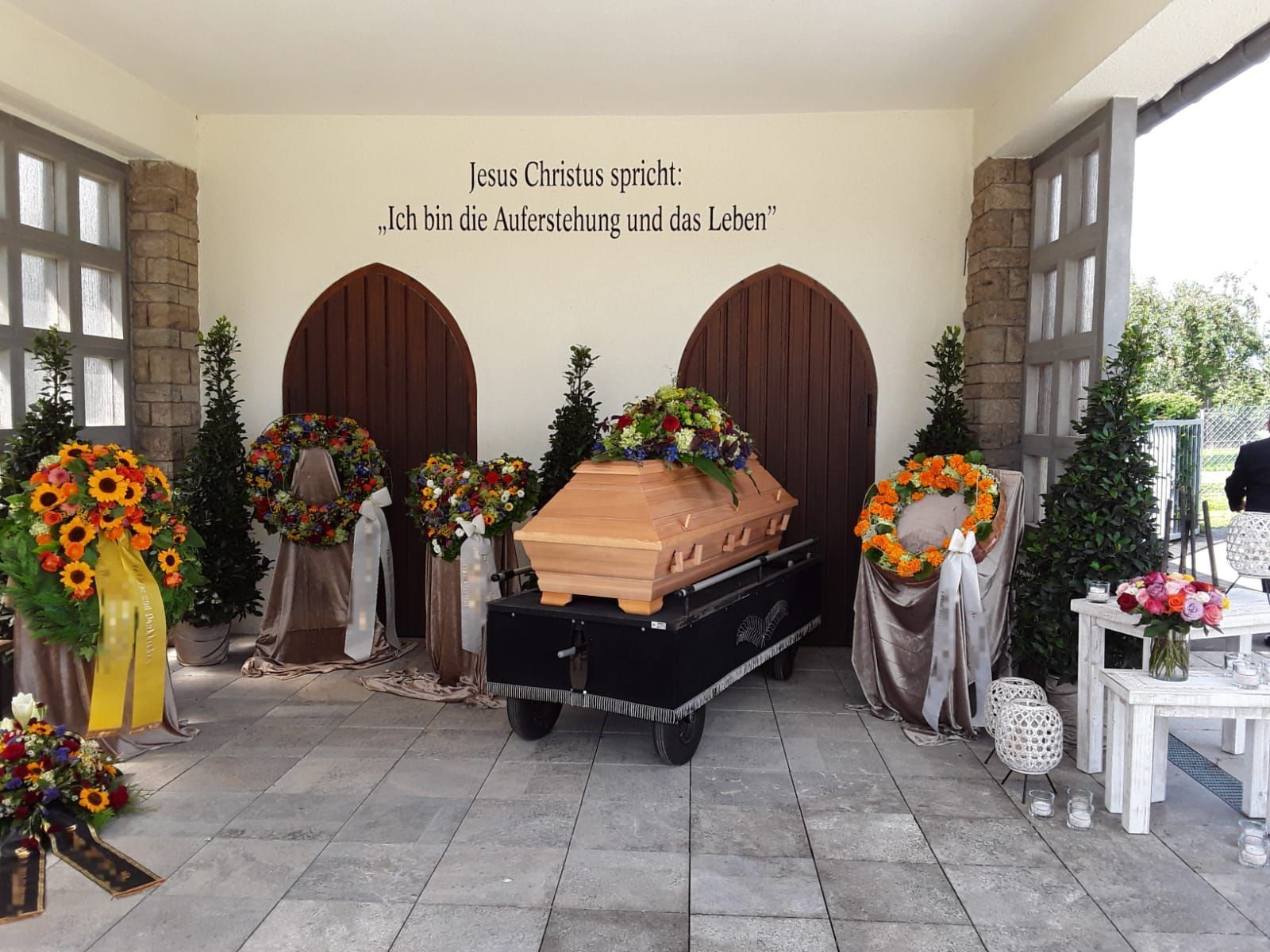 Beerdigungsblumengestecke in verschiedenen Formen und Farben