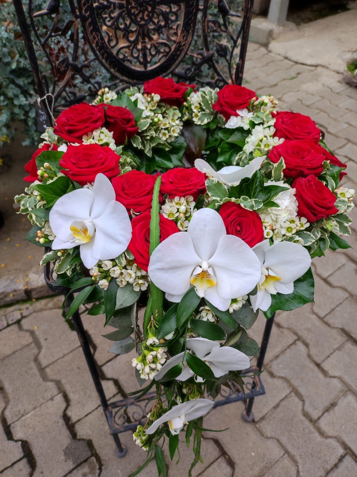 Trauerkranz mit weißen und roten Blumen