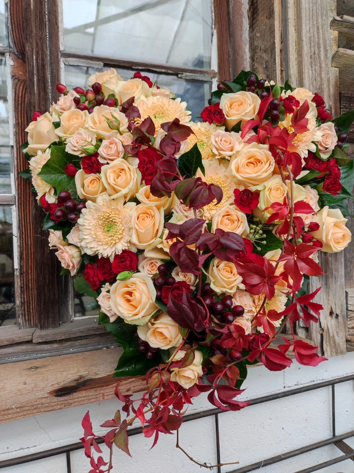 Blumenschmuck in Herzform in den Farben Crem und Rot