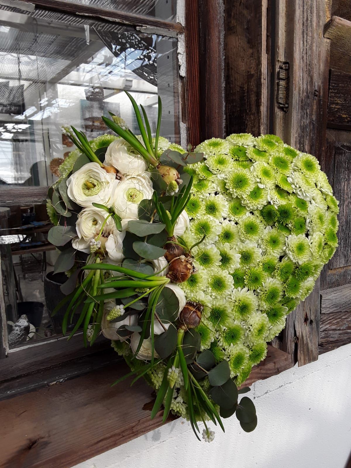 Blumengesteck in Herzform in der Farbe Grün weiß