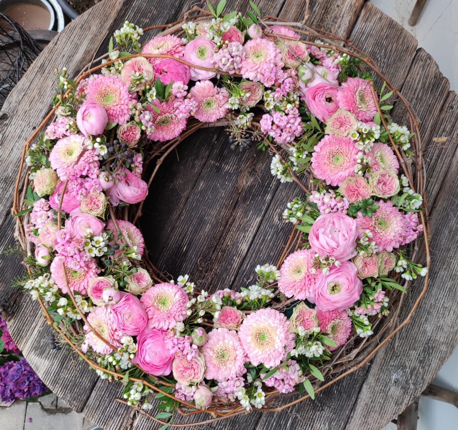 Trauerkranz mit Dahlien und Gerbera in der Farbe Rosa