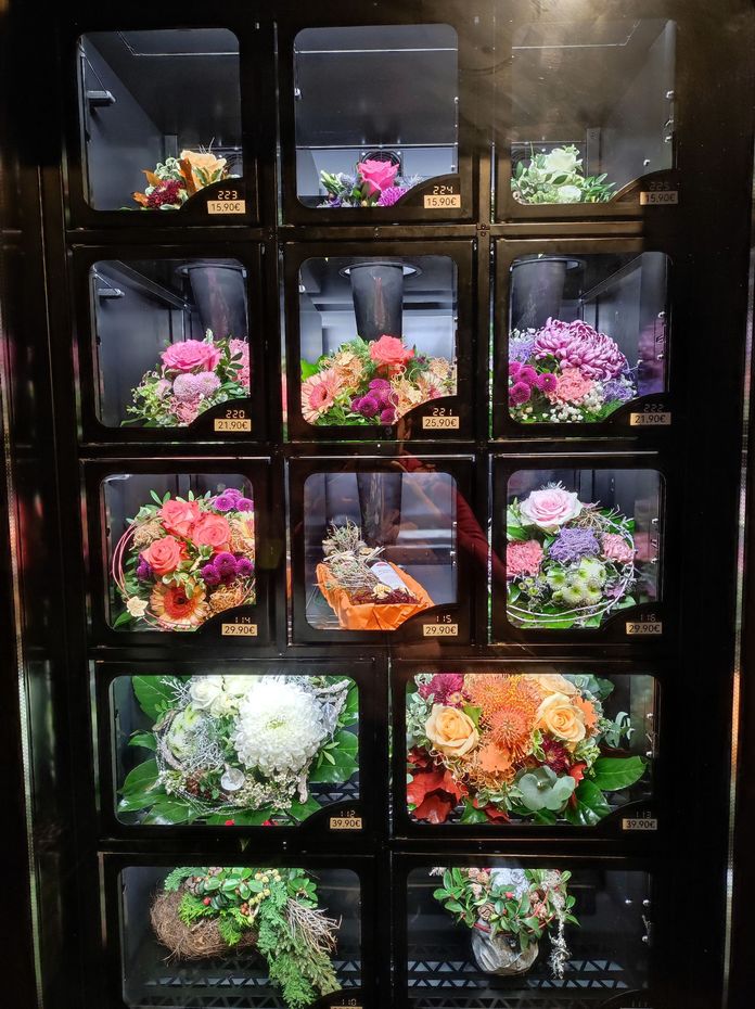 Blumenautomat mit frisch gebundenen Blumensträußen