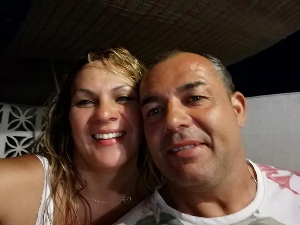 Un hombre y una mujer posan para una fotografía juntos y sonriendo.