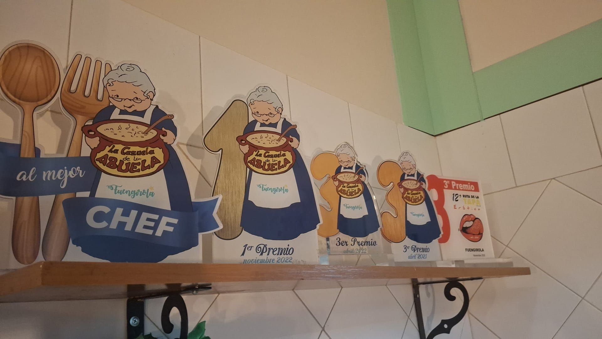 Un estante con un cartel que dice chef.