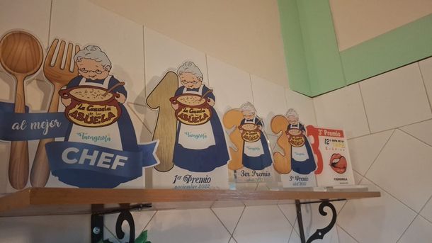 Un estante con un cartel que dice chef.