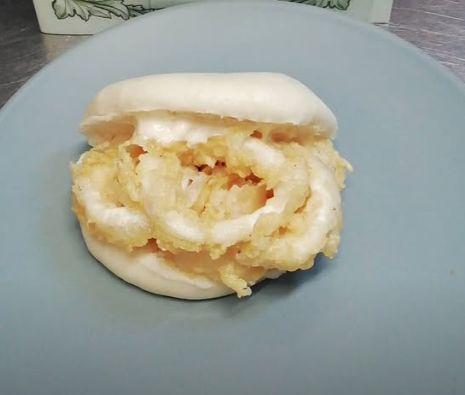 Un primer plano de un sándwich en un plato azul.