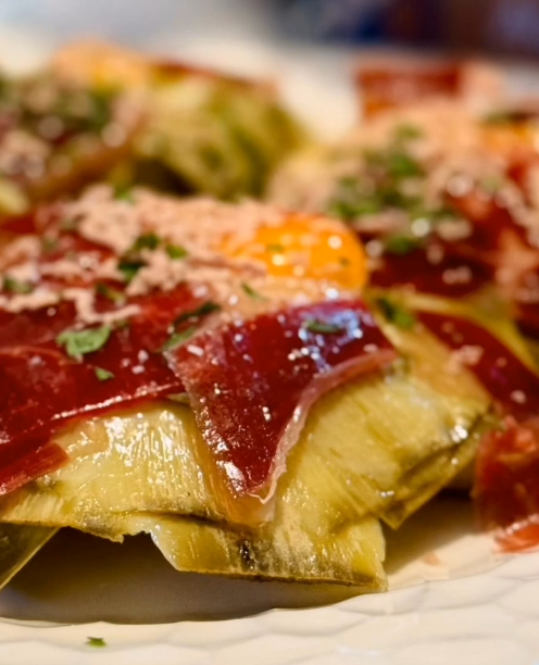 Un primer plano de un plato de comida con salsa encima.