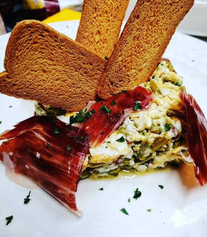 Un primer plano de un plato de comida con tostadas encima.