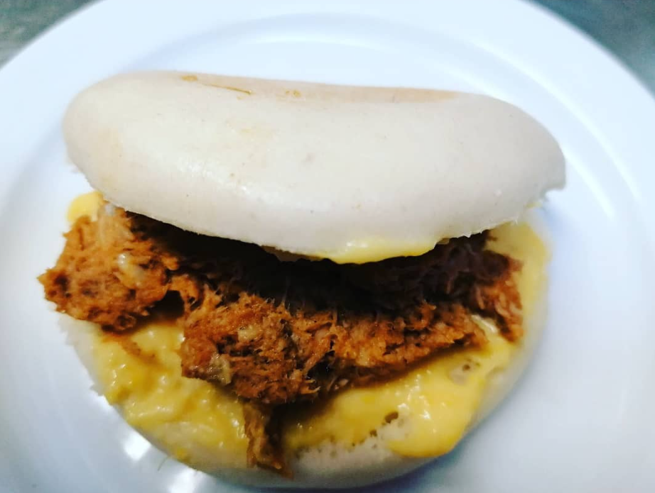 Un primer plano de un sándwich en un plato blanco.