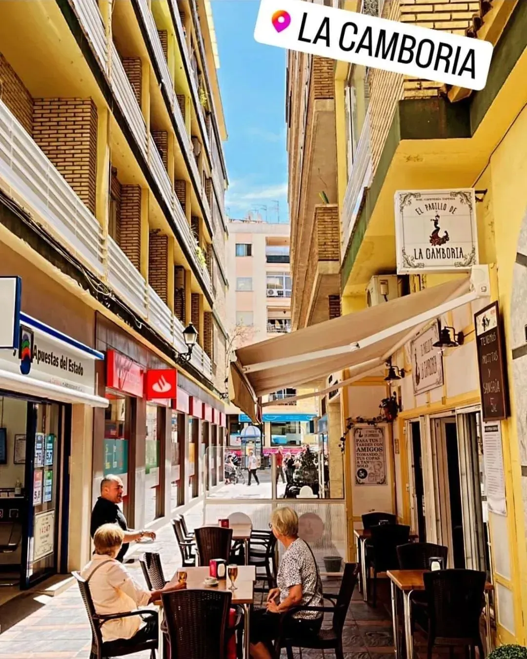 Una calle estrecha con un cartel que dice La Camboria