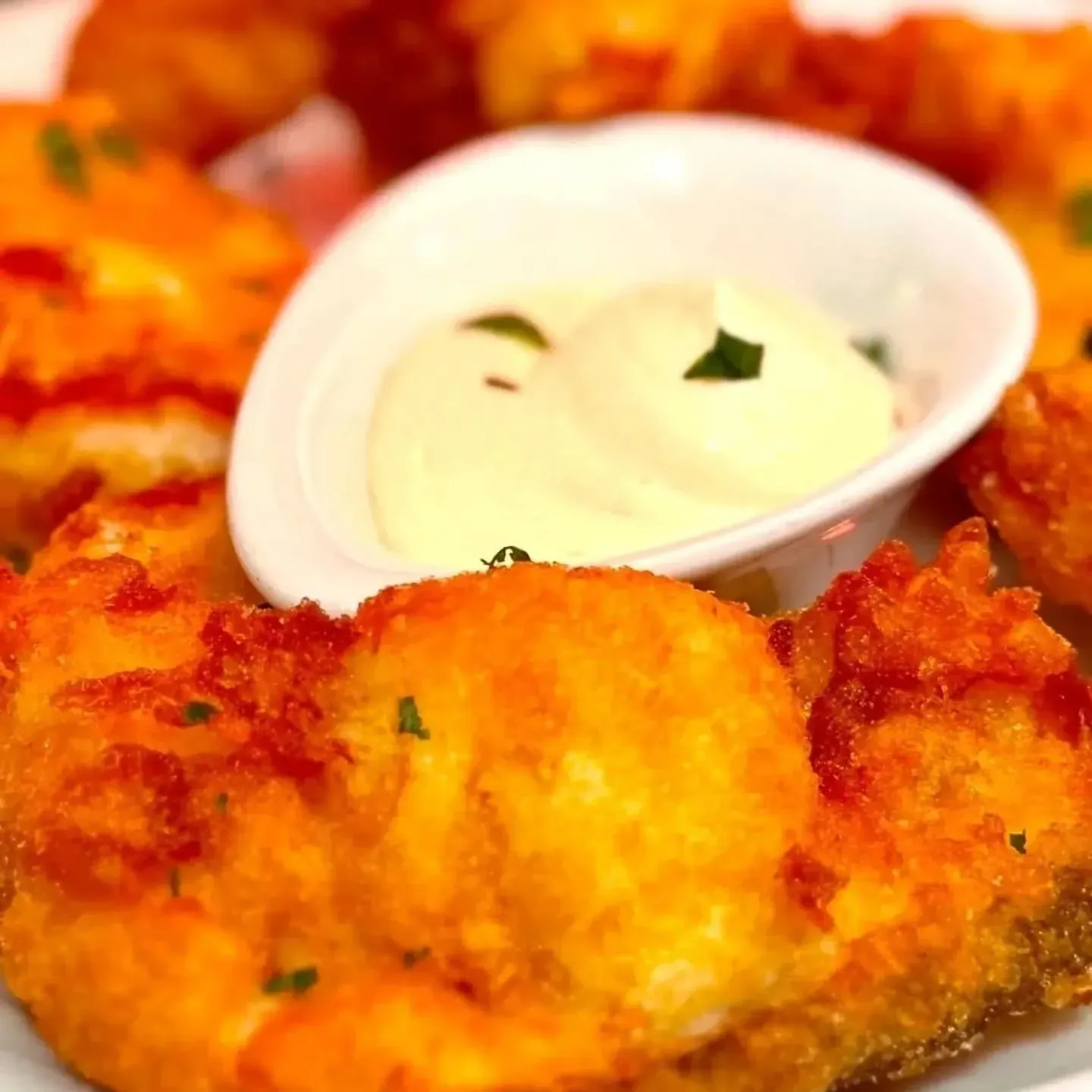 Un primer plano de un plato de comida con salsa para mojar.