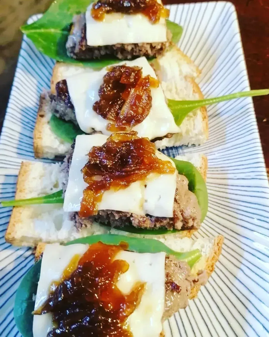 Un primer plano de un plato de comida sobre una mesa.