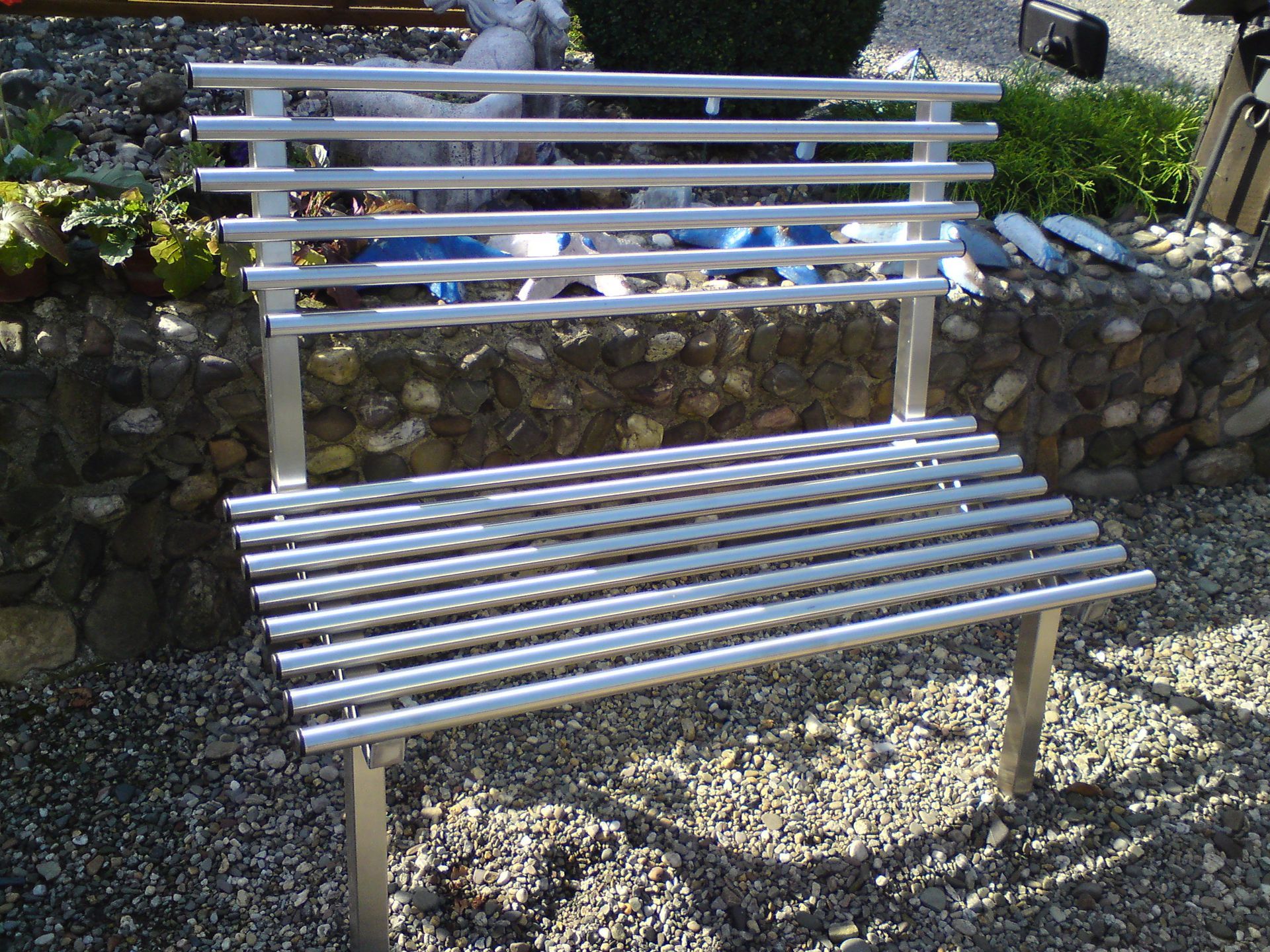 Outdoor Sitzbank aus Metallstreben