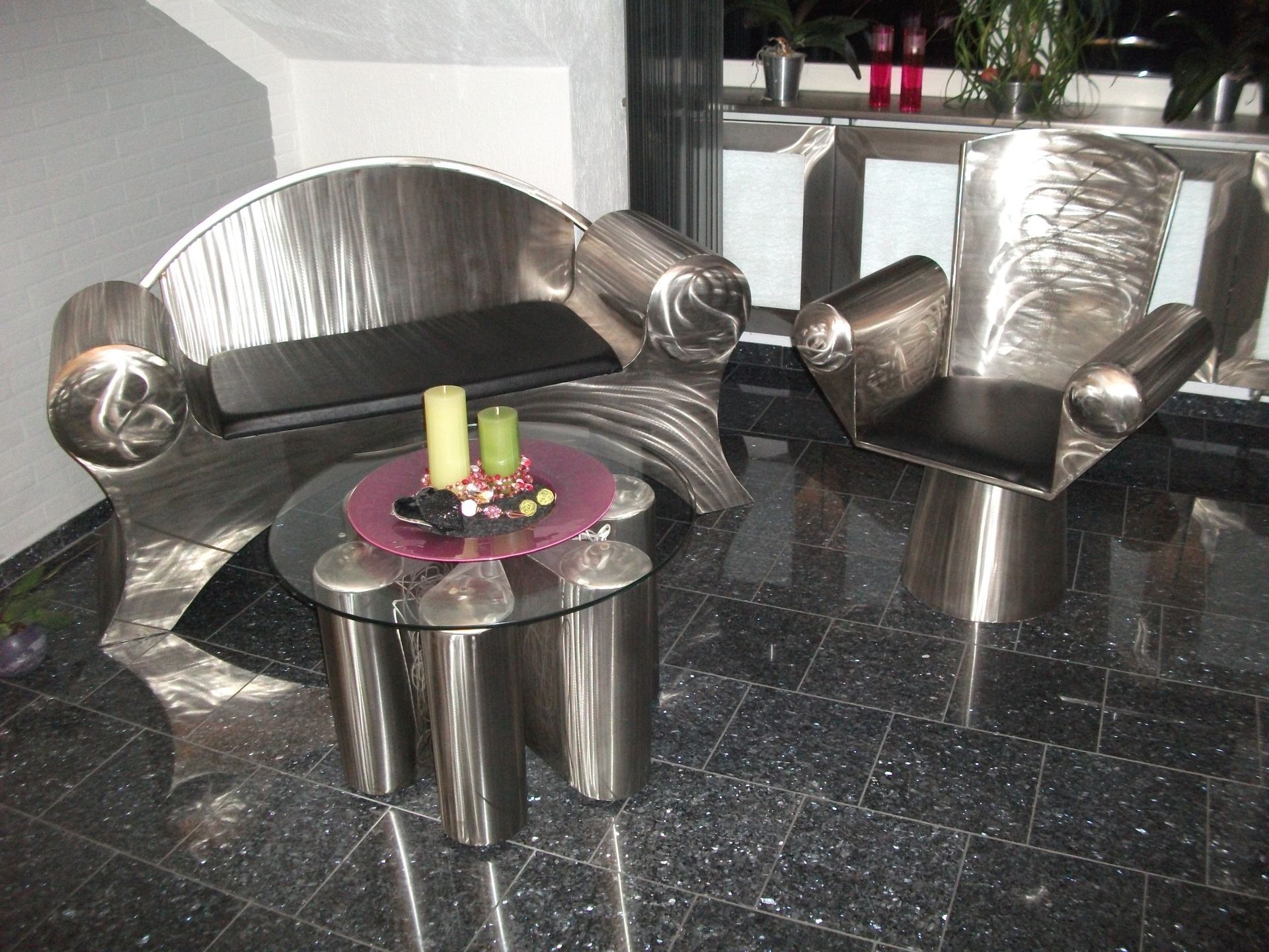 Sofa, Sessel und Tisch aus Edelstahl