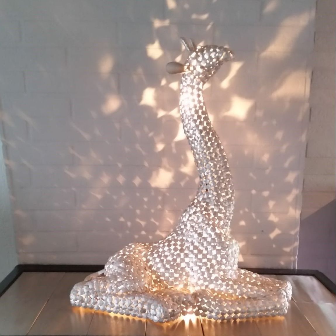 Giraffe aus Edelstahl als Kunstwerk mit Beleuchtung von innen