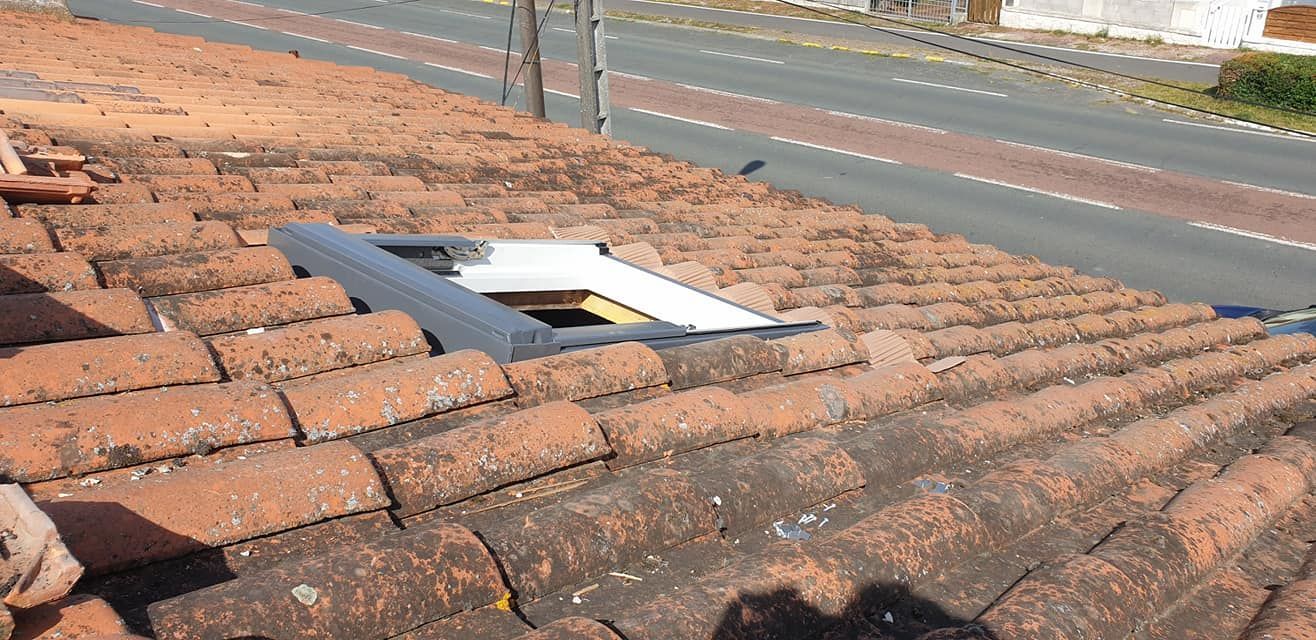 Pose d'une fenêtre de toit sur un toit existant