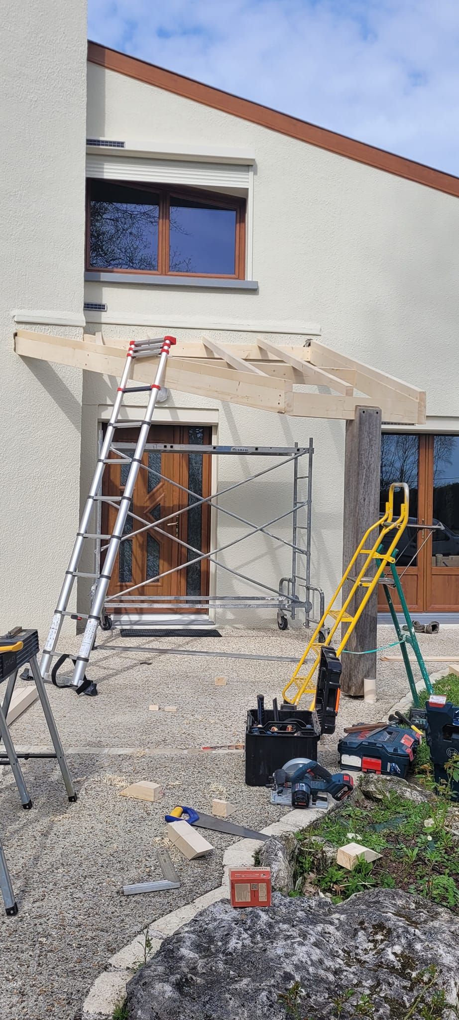 Charpente pour une avancée devant une porte