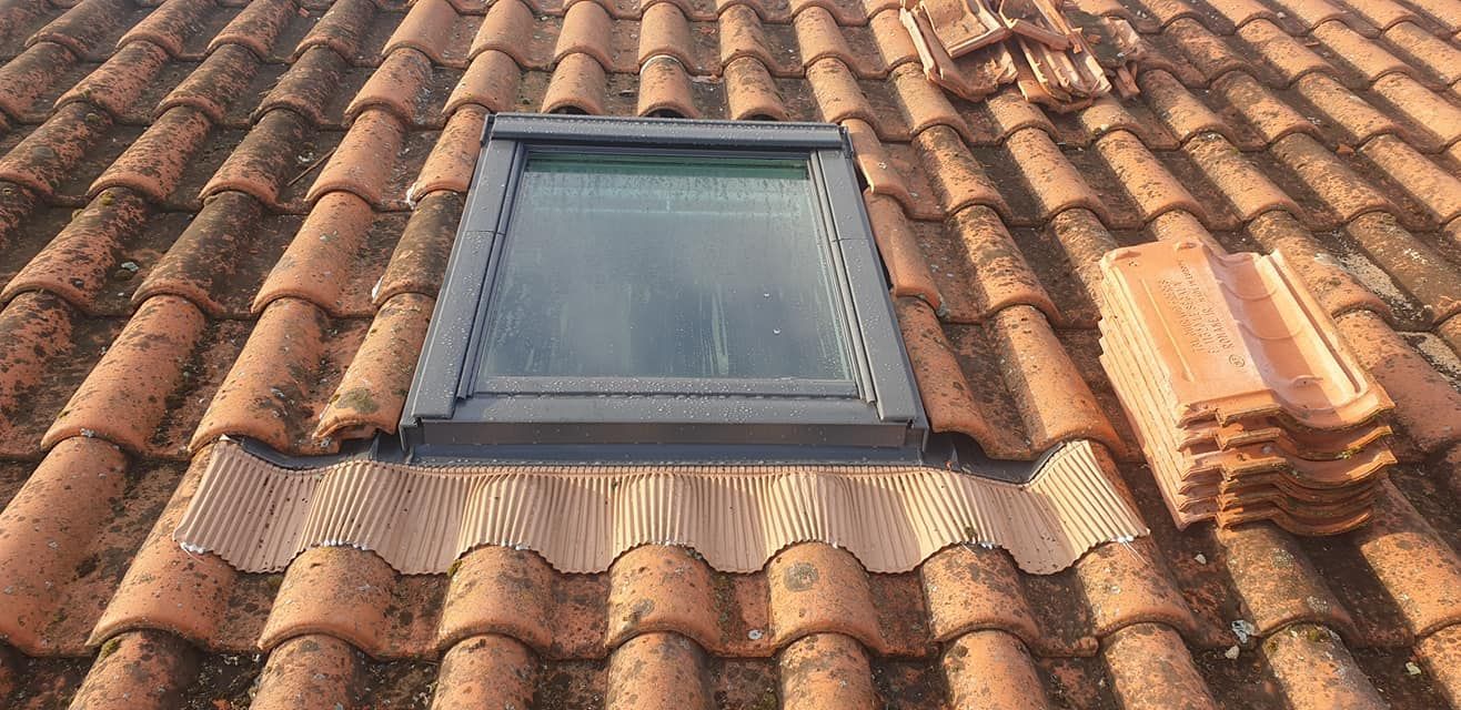 Tuiles autour d'une fenêtre de toit