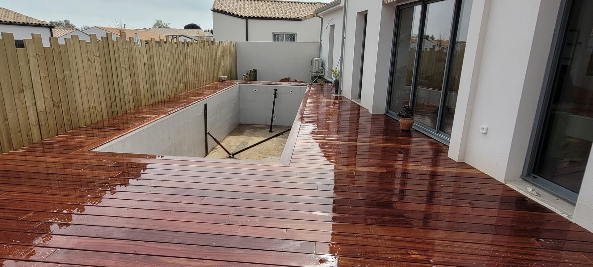 Tour de piscine en bois