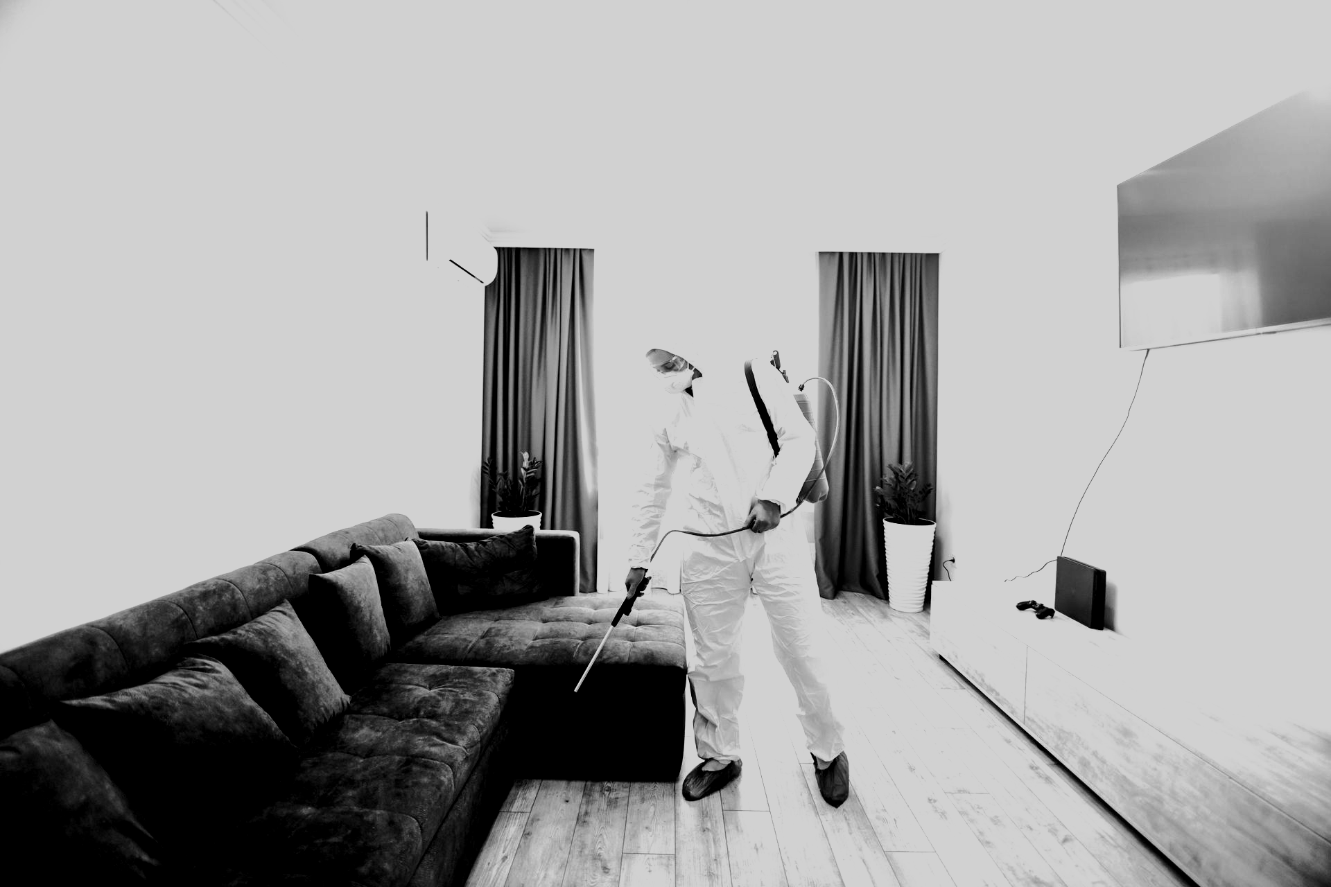 Une personne qui réalise une opération de désinfection.