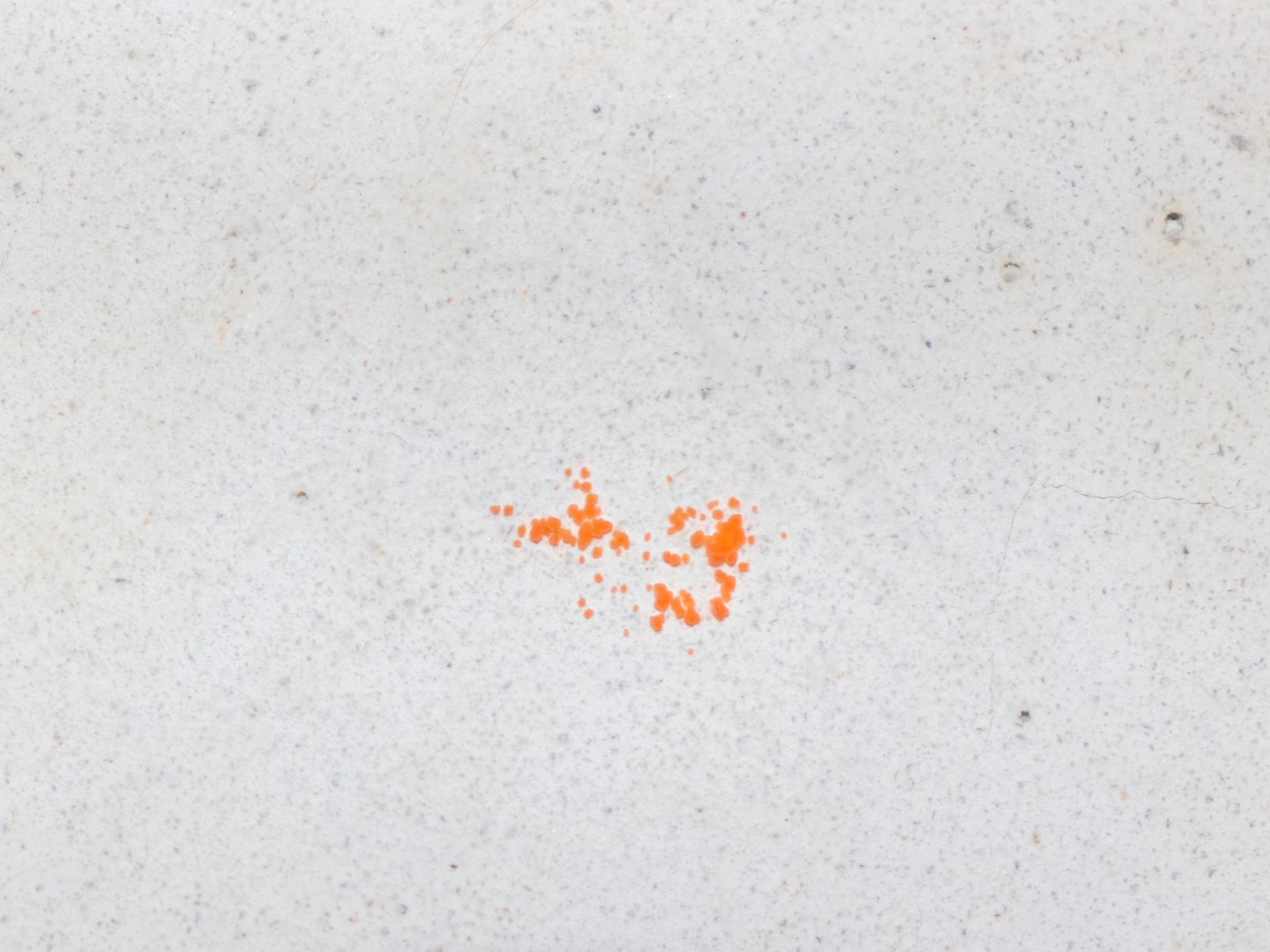 Surface blanche avec une tâche.