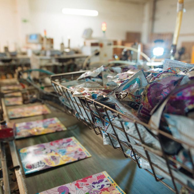 Ein Förderband in einer Fabrik voller Zeitschriften