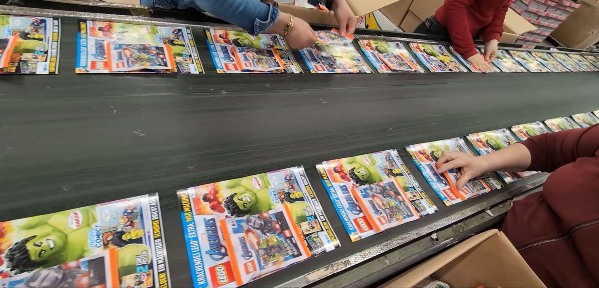 Ein Lagerhaus voller übereinander gestapelter Kartons.