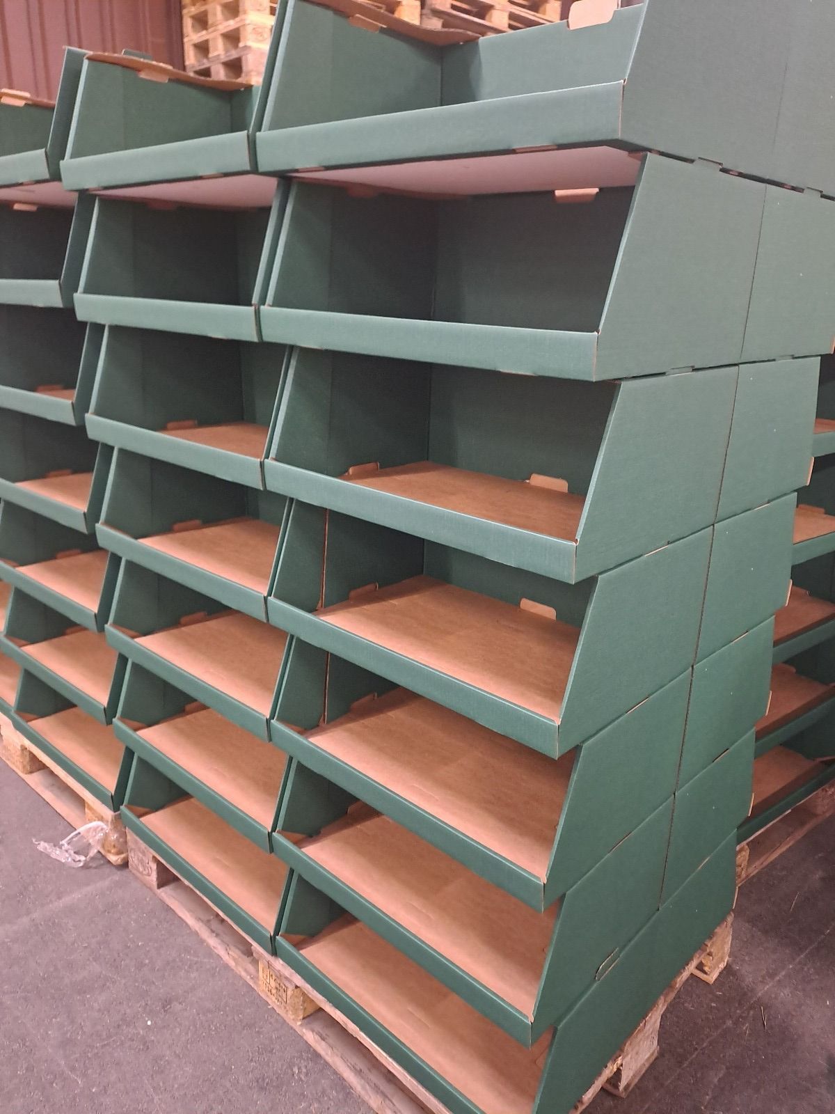 Eine Reihe von grünen Regalen sind übereinander gestapelt