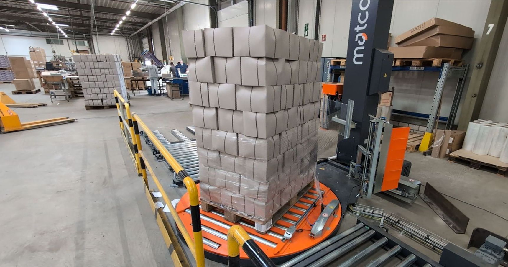 Eine Maschine bewegt ein Blatt Papier auf einem Förderband.