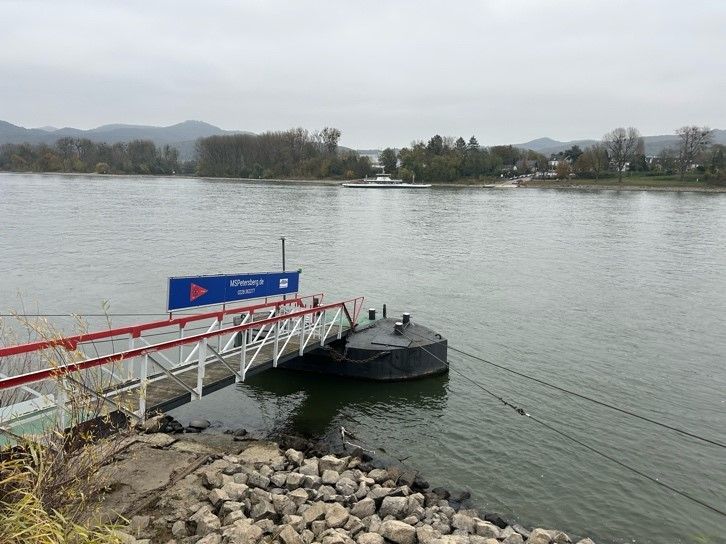 Ein Boot liegt an einem Dock inmitten einer großen Wassermasse.