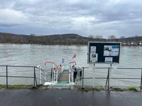 Ein Dock mit einer Treppe, die zu einem großen Gewässer führt.