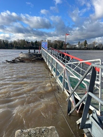 Eine Brücke über ein Gewässer mit einem roten Geländer