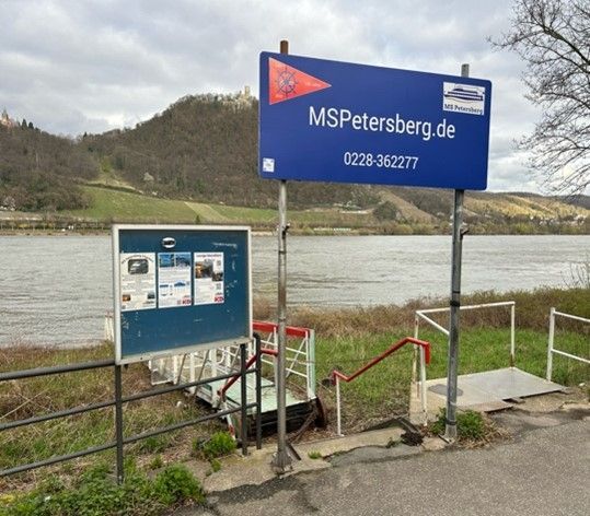 Ein blaues Schild mit der Aufschrift mspetersberg.de